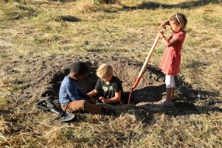Barnen gräver en hyenafälla