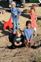 Barnen gräver hyenagrop