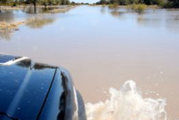 översvämmad väg i Botswana