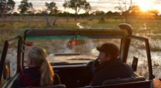 Mike och Jen sitter fram i safaribilen