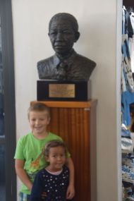 Barnen lär sig om Mandela