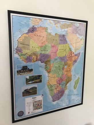 Resrutten inritad på Afrikakartan i vardagsrummet